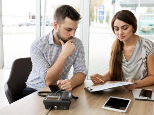 pareja revisando sus finanzas