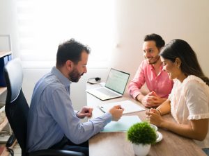 personas siendo asesoradas sobre sus finanzas y seguros