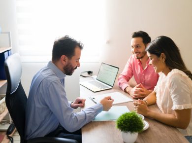 personas siendo asesoradas sobre sus finanzas y seguros