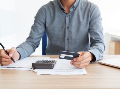 hombre revisando sus finanzas