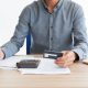 hombre revisando sus finanzas