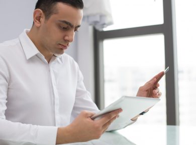 hombre revisando su información bancaria