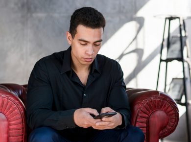 hombre concentrado revisando su celular
