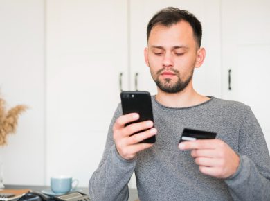 hombre realizando una transferencia bancaria por su celular