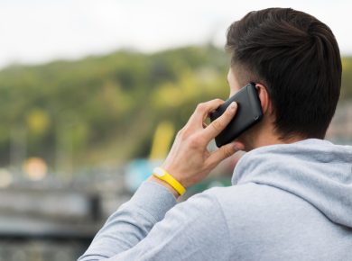 hombre de espaldas en una llamada telefónica