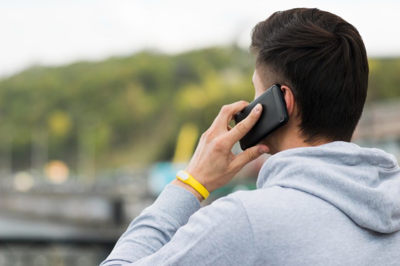 hombre de espaldas en una llamada telefónica