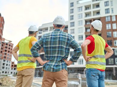 trabajadores de la construcción de espalda