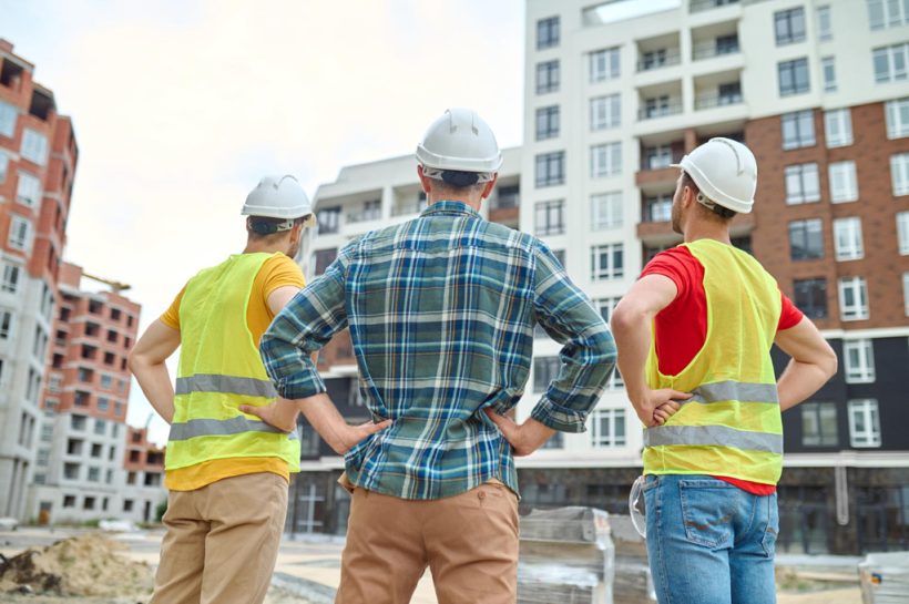 trabajadores de la construcción de espalda