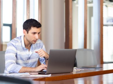 hombre revisando sus finanzas en la laptop
