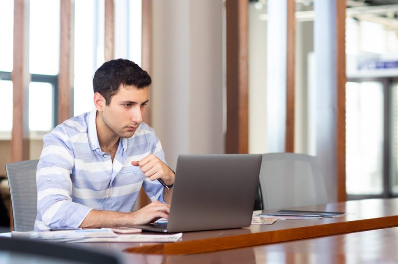 hombre revisando sus finanzas en la laptop
