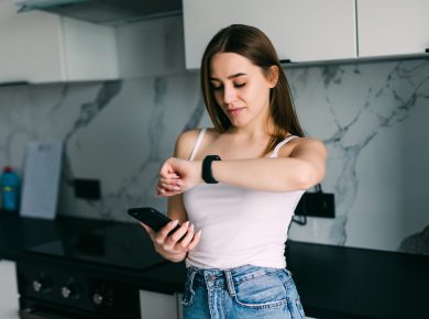 mujer revisando la hora en su reloj