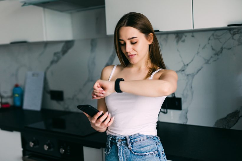 mujer revisando la hora en su reloj